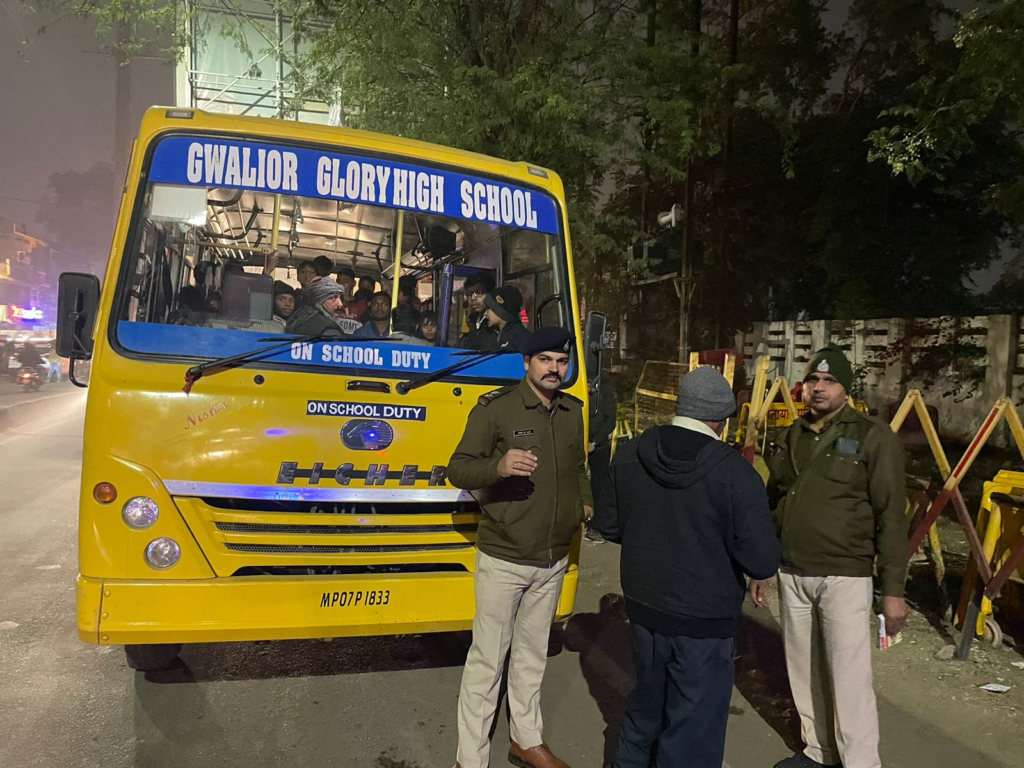 यातायात पुलिस ग्वालियर ने स्कूल बसों एवं यात्री बसों के विरुद्ध मोटर वाहन अधिनियम के तहत चालानी कार्रवाई की