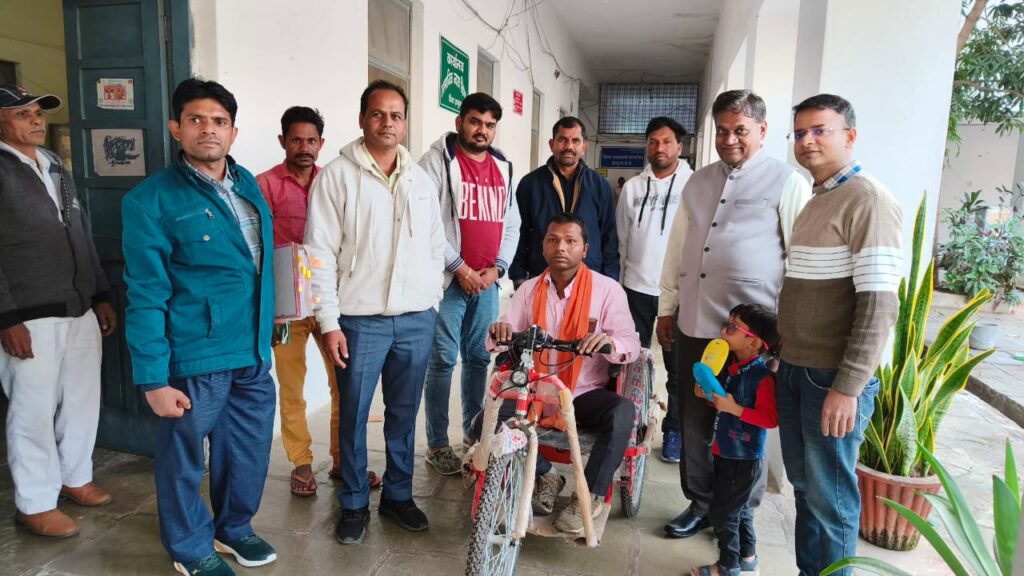 योजना के तहत बैटरी युक्त ट्राईसाइकिल मिलने पर मुकेश ने मुख्यमंत्री को धन्यवाद दिया