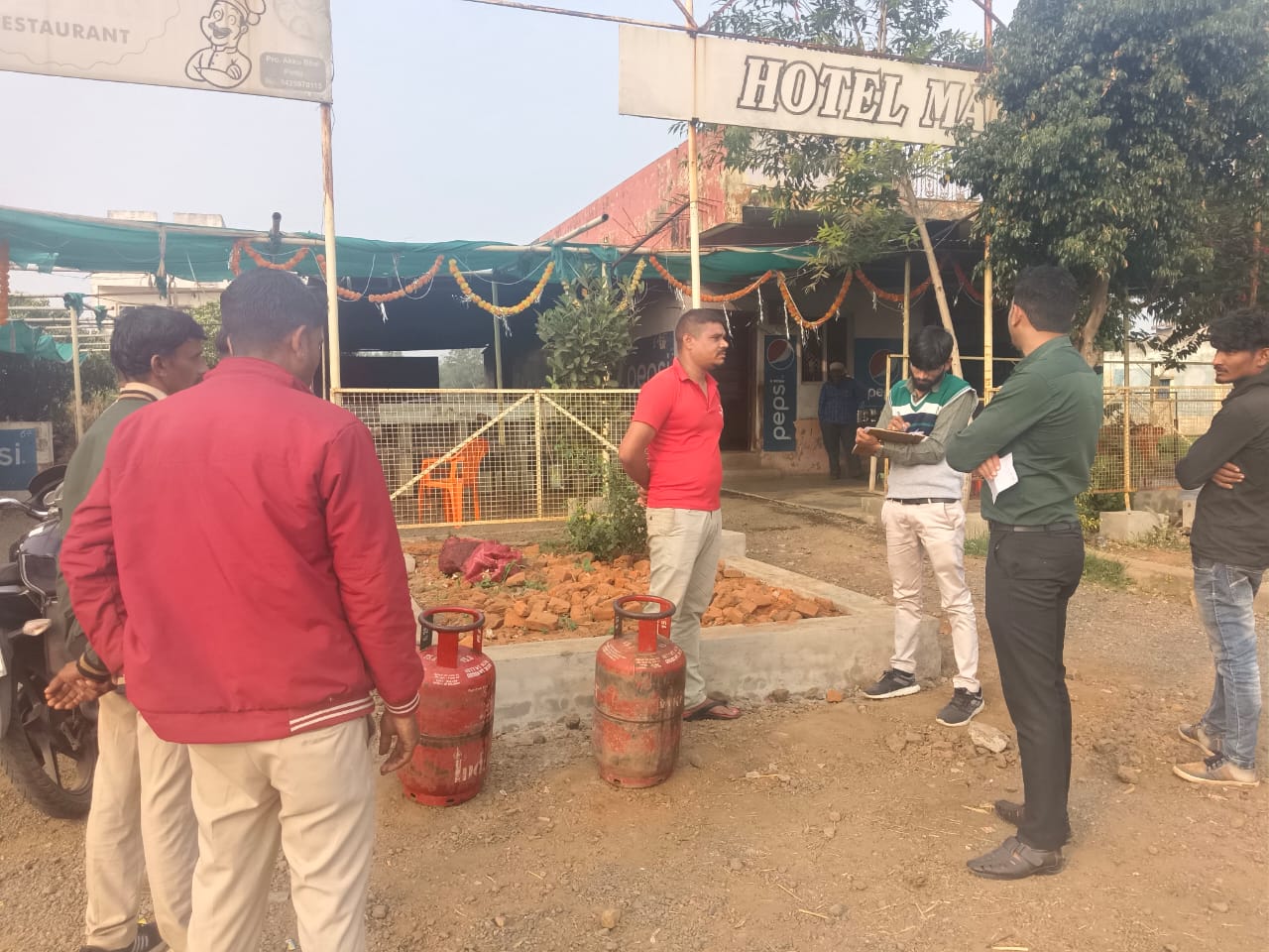 व्यावसायिक प्रतिष्ठानों, होटलों, रेस्टोरेंटों एवं ढाबों का औचक निरीक्षण