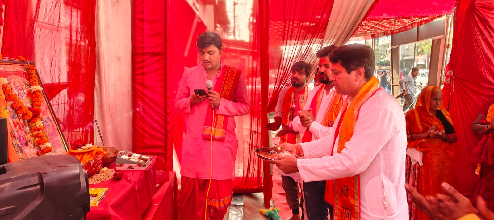 शहर में अभिषेक समारोह की तैयारी में आध्यात्मिकता अपनाई गई
