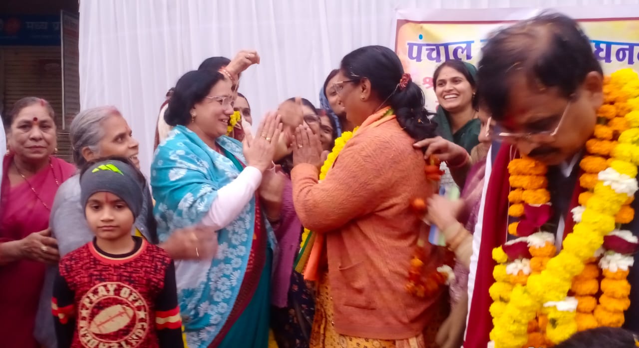 कैबिनेट मंत्री निर्मला भूरिया नागर सिंह चौहान का काफिला पहुंच मेघनगर समर्थको ने जोरदार स्वागत किया