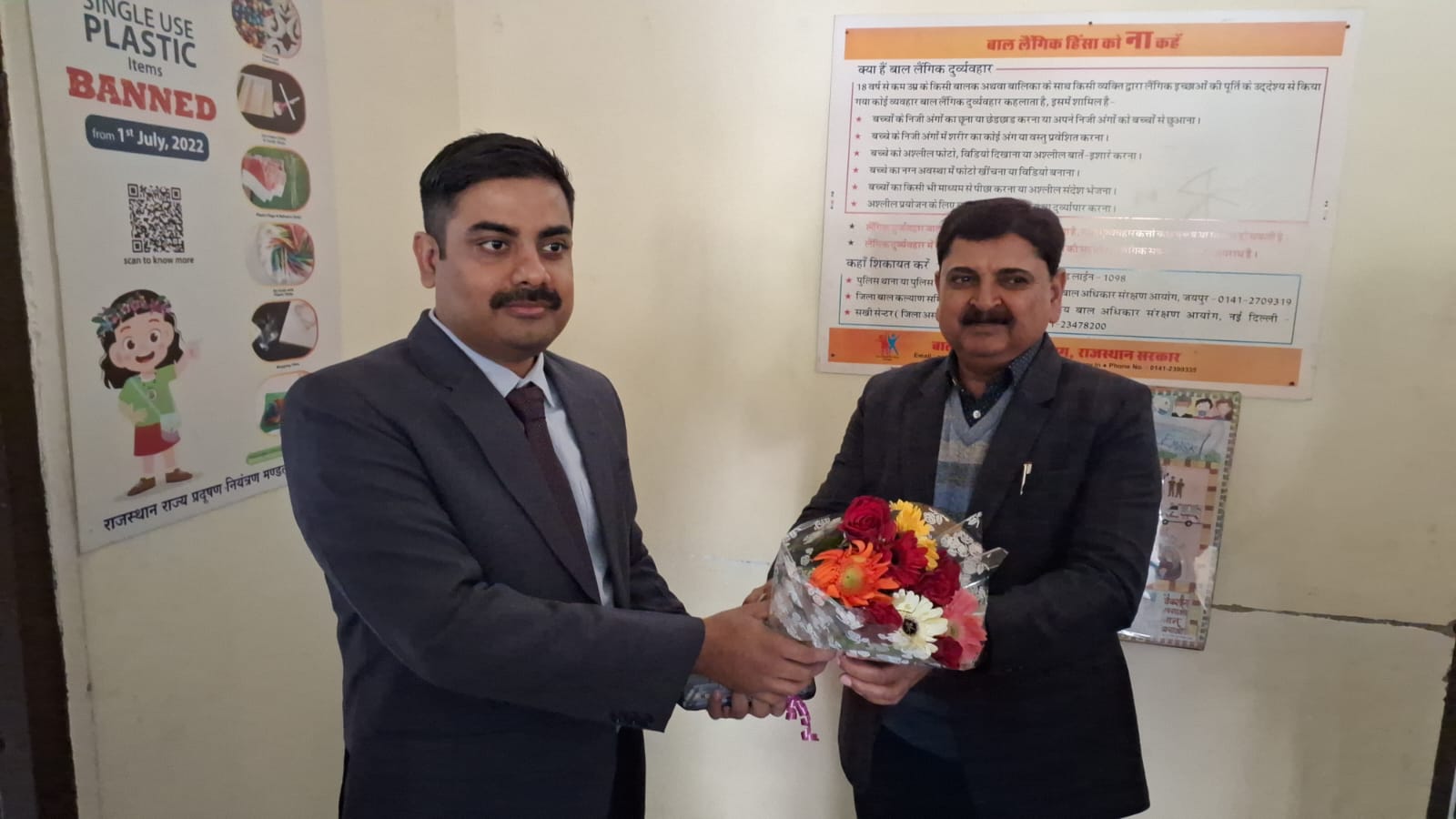 जिला कलेक्टर उत्सव कौशल का ब्यावर कार्यालय में एडीएम बजरंग सिंह चौहान ने गर्मजोशी से स्वागत किया