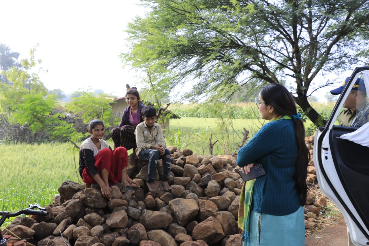 कलेक्टर ने बच्चों को प्रतिदिन स्कूल जाने के लिए प्रेरित किया