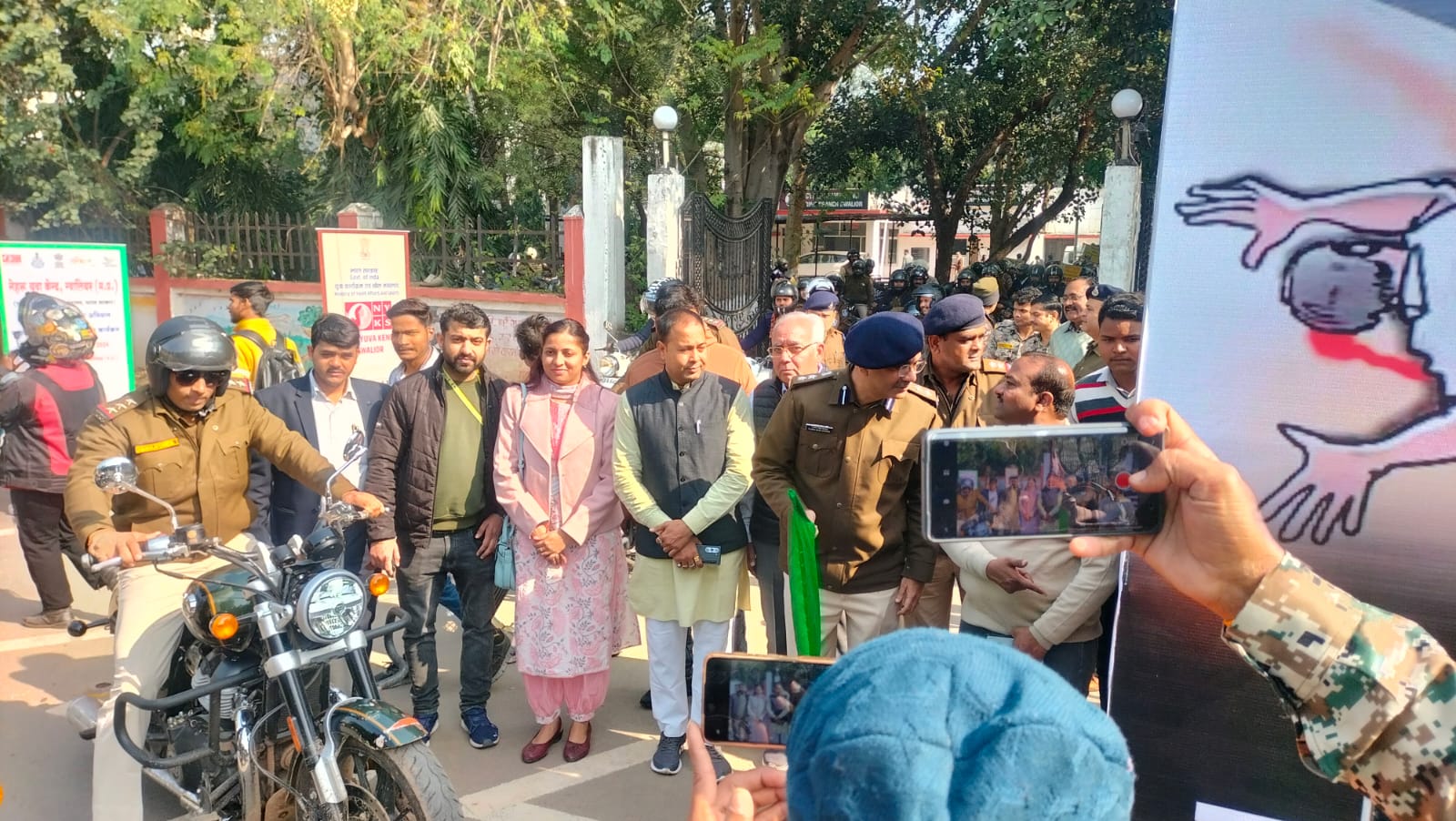 हर बार की तरह सड़क यातायात सुरक्षा के अंतर्गत एस पी राजेश सिंह चंदेल और यातायात पुलिस के साथ नगर निगम के यातायात (मंत्री) प्रभारी माठू यादव ने रैली निकाल कर यातायात नियमों के पालन की अपील की