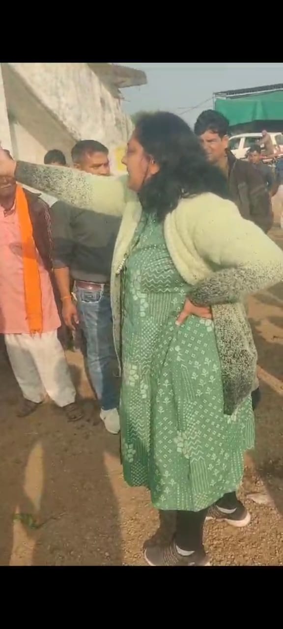 तहसीलदार की अभद्र भाषा वायरल or सोनकच्छ में विवाद
