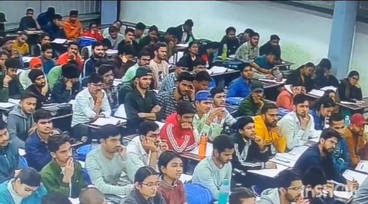 इंदौर ब्रेकिंग | कोचिंग में हार्ट अटैक से छात्र की मौत, सीसीटीवी में कैद हुई तस्वीर इंदौर ब्रेकिंग | कोचिंग में हार्ट अटैक से छात्र की मौत, सीसीटीवी में कैद हुई तस्वीर