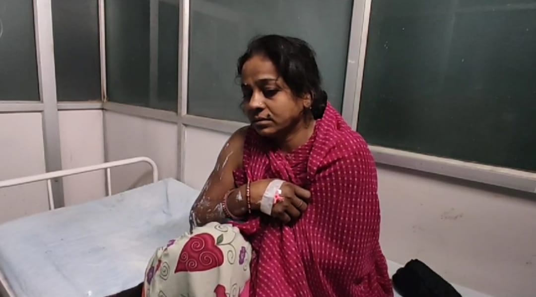 अज्ञात बाइक सवार दो नकाबपोश युवकों ने महिला पर किया एसिड अटैक, गंभीर हालात में महिला को एकेएच में करवाया भर्ती अज्ञात बाइक सवार दो नकाबपोश युवकों ने महिला पर किया एसिड अटैक, गंभीर हालात में महिला को एकेएच में करवाया भर्ती