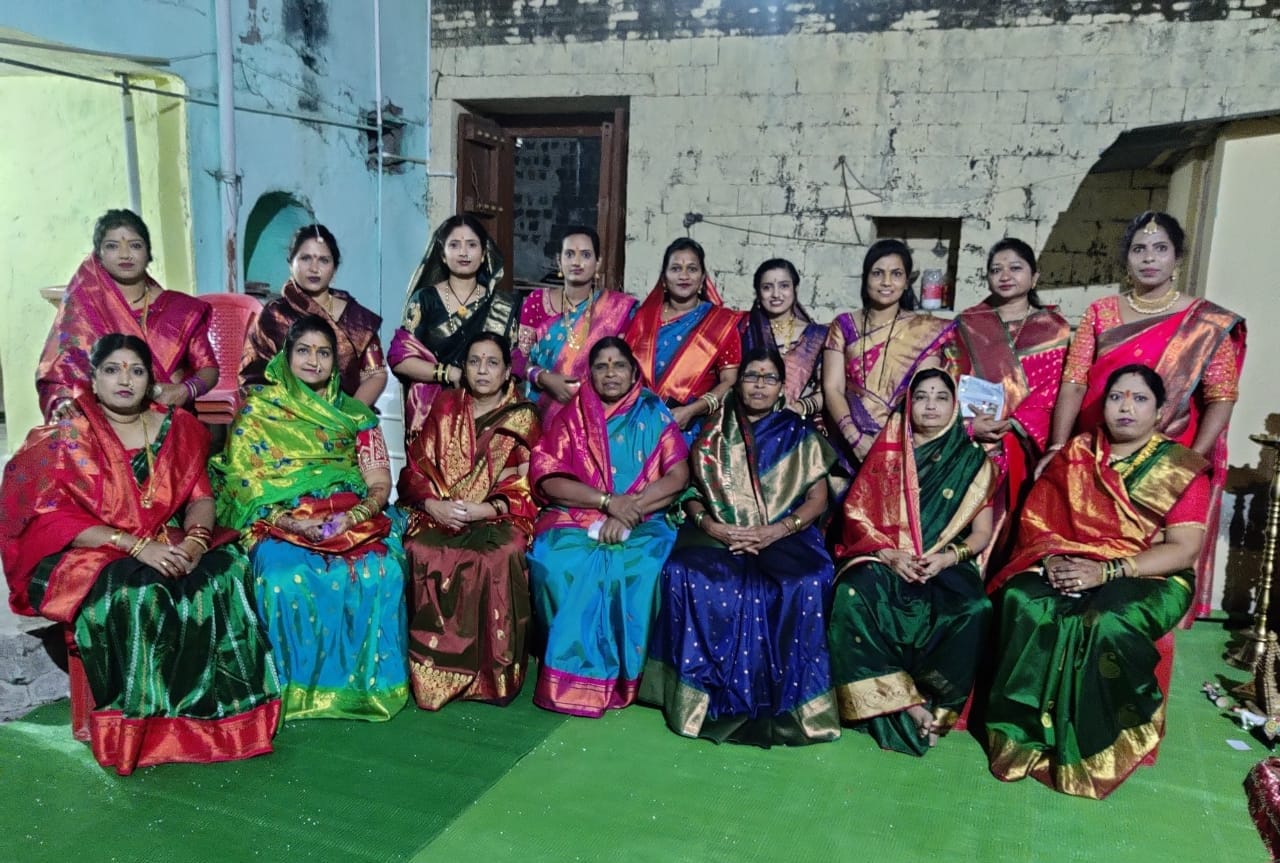 संक्रांति का पर्व महिलाओं ने हर्षोल्लास के साथ मनाया संक्रांति का पर्व महिलाओं ने हर्षोल्लास के साथ मनाया