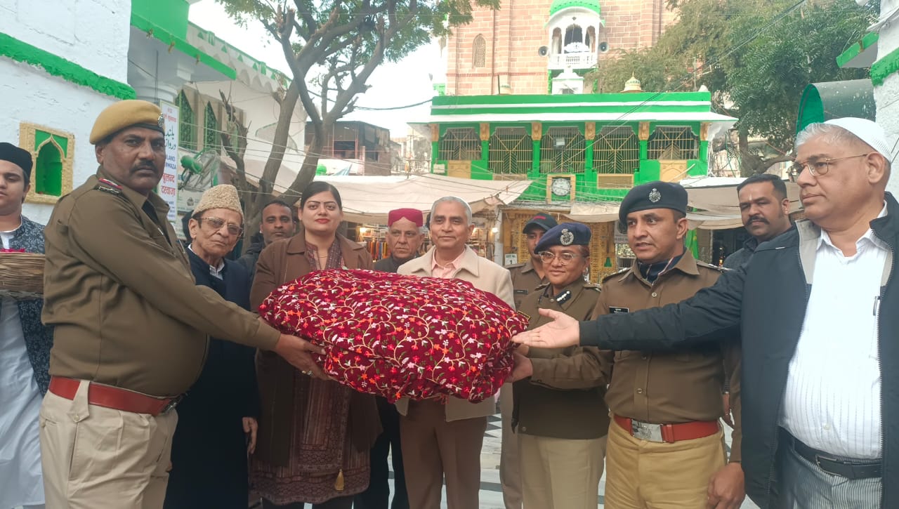 अजमेर प्रशासन ने गरीब नवाज के शुक्रिया की चादर पेश की अजमेर प्रशासन ने गरीब नवाज के शुक्रिया की चादर पेश की