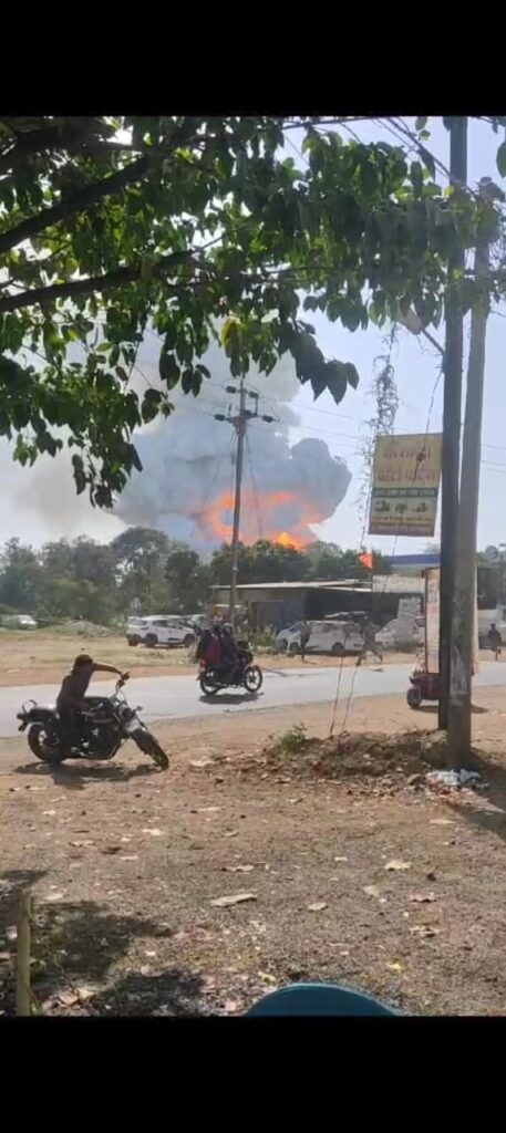 हरदा की पटाखा फैक्ट्री में ब्लास्ट, आग की चपेट में आए लोग हरदा की पटाखा फैक्ट्री में ब्लास्ट, आग की चपेट में आए लोग