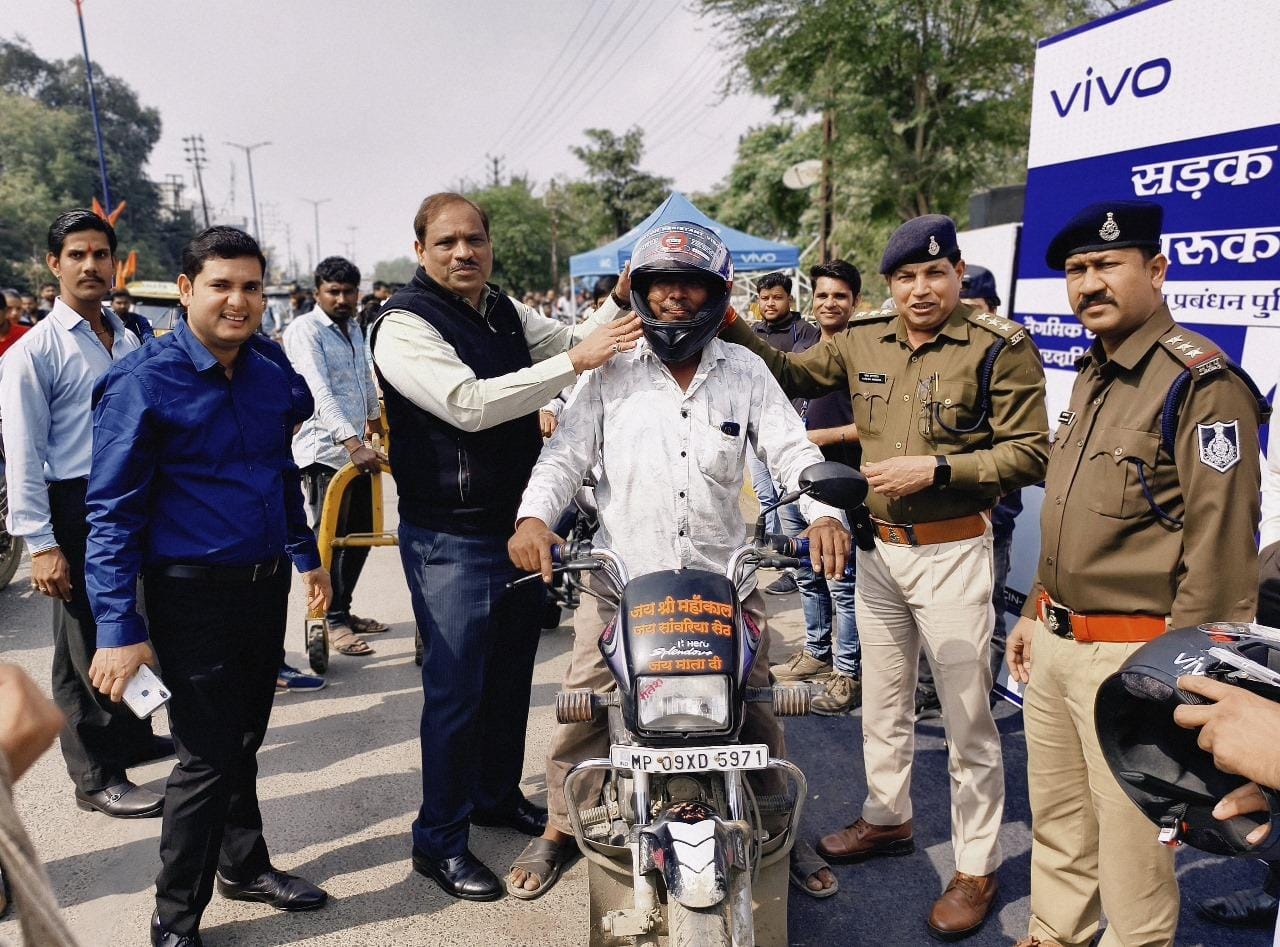 सामाजिक सरोकार के तहत निःशुल्क हेलमेट वितरित किये। एडिशनल सीपी ट्रैफिक ने ड्राइवरों को हेलमेट मुहैया कराए