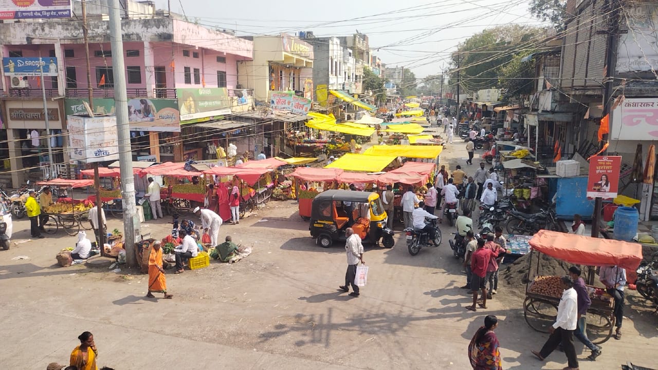 गंगाखेड़- सड़क पर अतिक्रमण करने वाले बाजार की तस्वीर