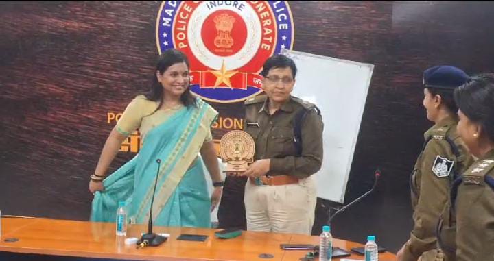 इंदौर पुलिस के अधिकारियों/कर्मचारियों के लिए तनाव प्रबंधन पर प्रशिक्षण कार्यशाला का आयोजन किया गया। पुलिस कर्मियों ने जीवन में तनाव कम करने के लिए मनोवैज्ञानिक तरीके सीखे
