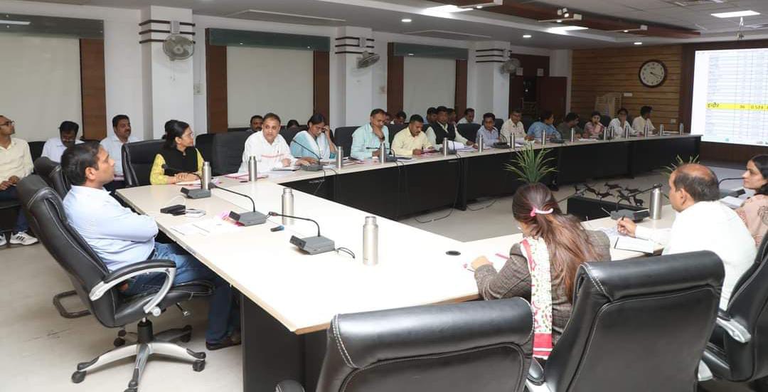 इंदौर जिले में राजस्व अभियान के क्रियान्वयन में बेहतर सुधार, राजस्व अभियान को गति देकर प्रभावी बनायें – कलेक्टर श्री आशीष सिंह