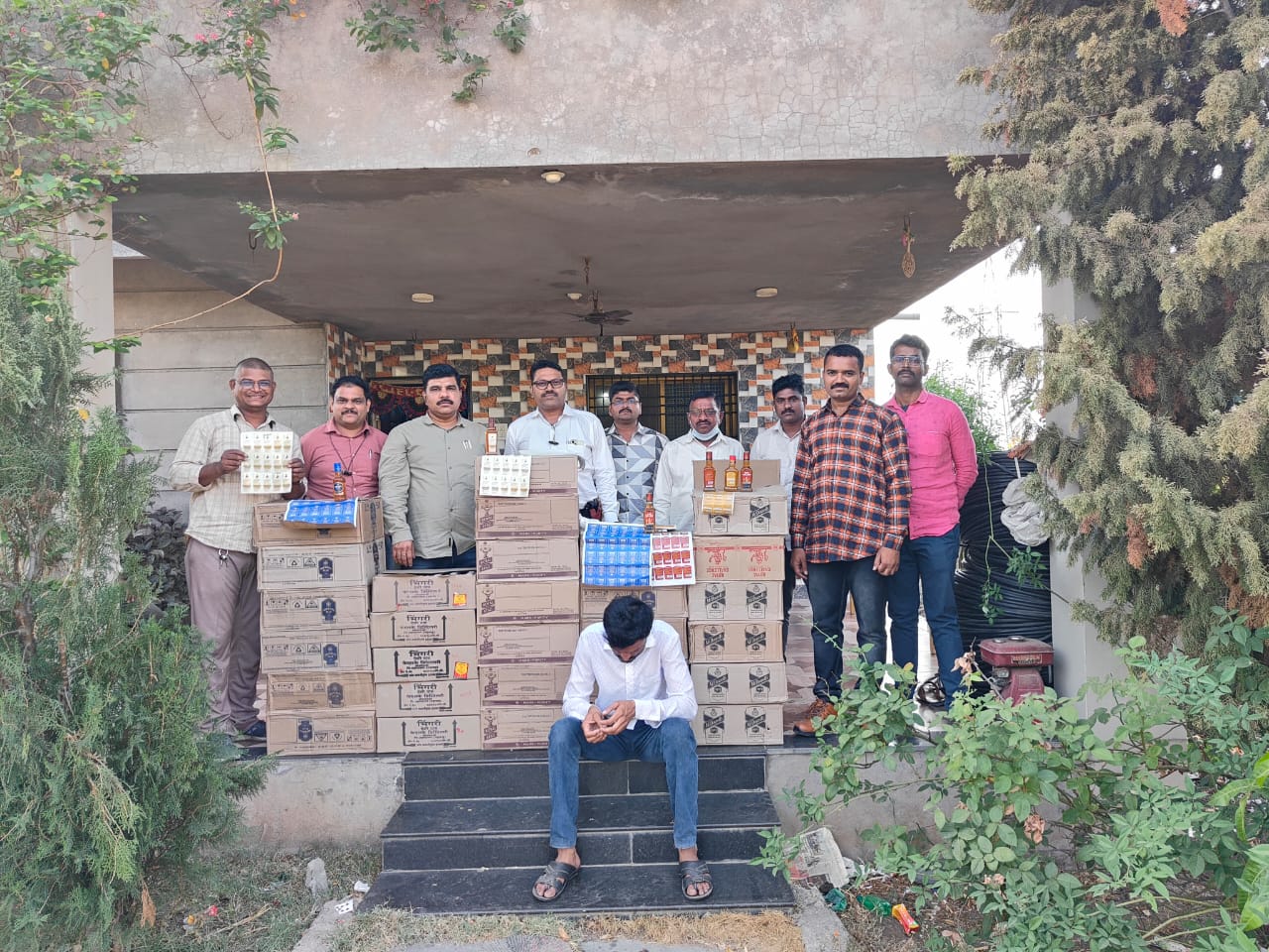 राज्य उत्पादन शुल्क विभागाच्या कारवाई मध्ये लाखो रुपयांची बनावट आणि अवैध दारू जप्त राज्य उत्पादन शुल्क विभागाच्या कारवाई मध्ये लाखो रुपयांची बनावट आणि अवैध दारू जप्त
