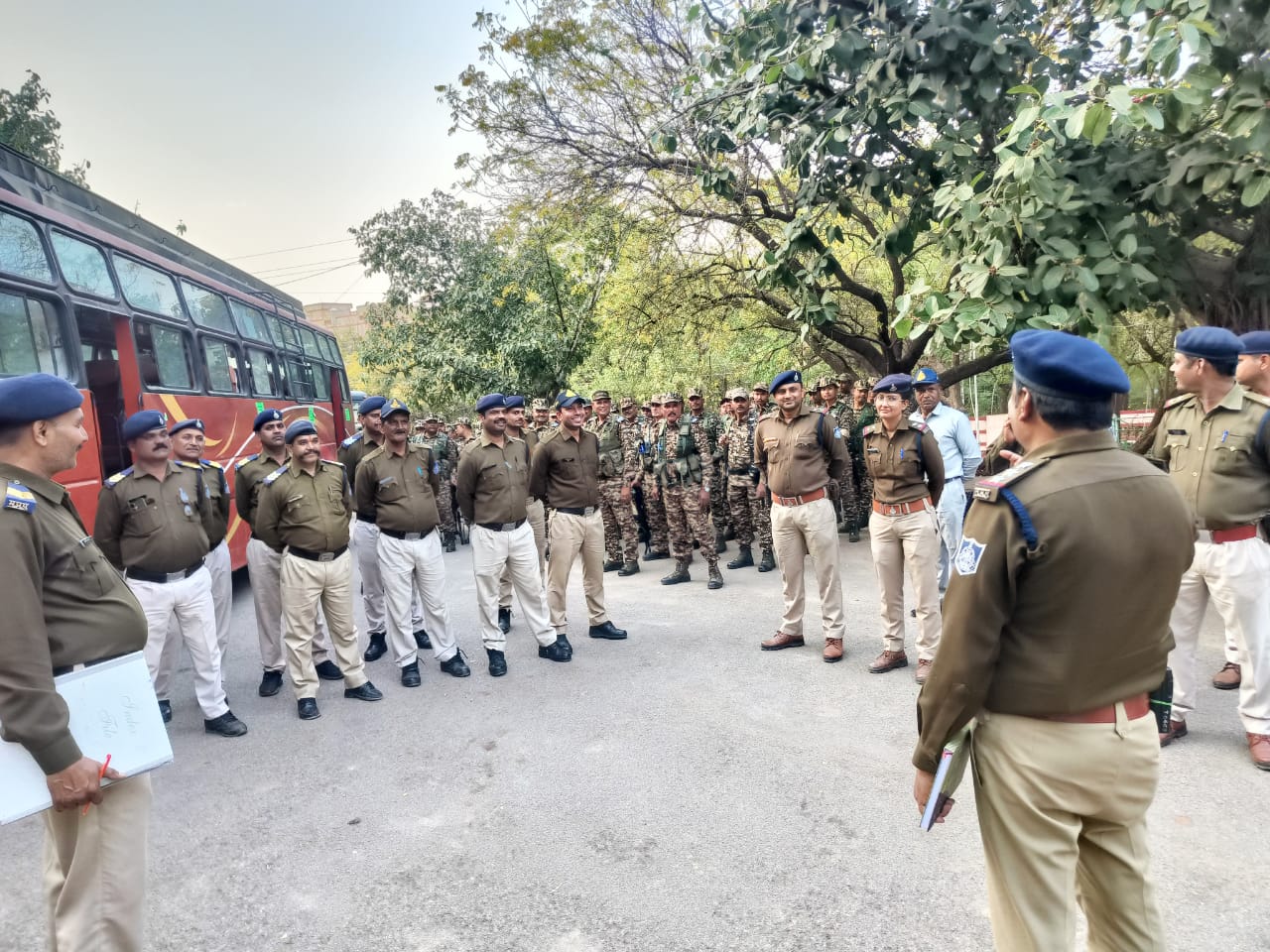 थाना विश्वविद्यालय क्षेत्र में जिला पुलिस बल एवं सीएपीएफ के जवानों का फ्लैग मार्च आगामी लोकसभा चुनाव को निष्पक्ष एवं शांतिपूर्ण ढंग से सम्पन्न कराने के उद्देश्य से ग्वालियर पुलिस ने निकाला फ्लैग मार्च