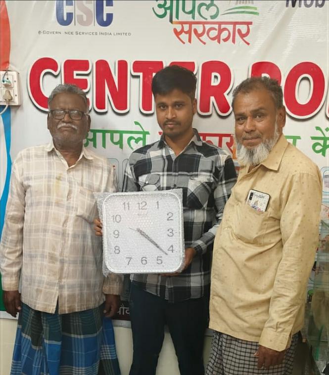 सेंटर पॉइंट सीएससी को हबीब मास्टर की ओर से घड़ी भेंट |