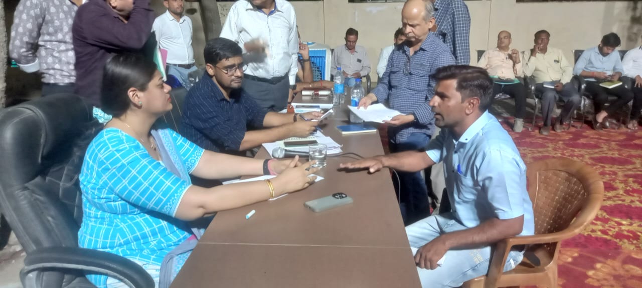 अजमेर जिला कलेक्टर ने जिले के काना खेड़ी ग्राम में की रात्रि चौपाल।