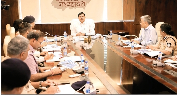नसीहतः सीएम ने पुलिस को दिए सख्त एक्शन लेने के निर्देश।