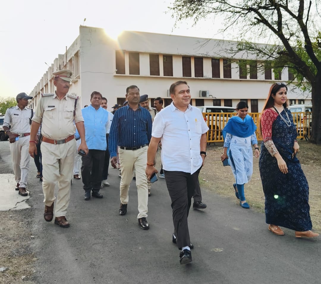 कलेक्टर एवं पुलिस अधीक्षक द्वारा लोकसभा निर्वाचन- की मतगणना हेतु पॉलिटेक्निक कॉलेज झाबुआ का निरीक्षण किया