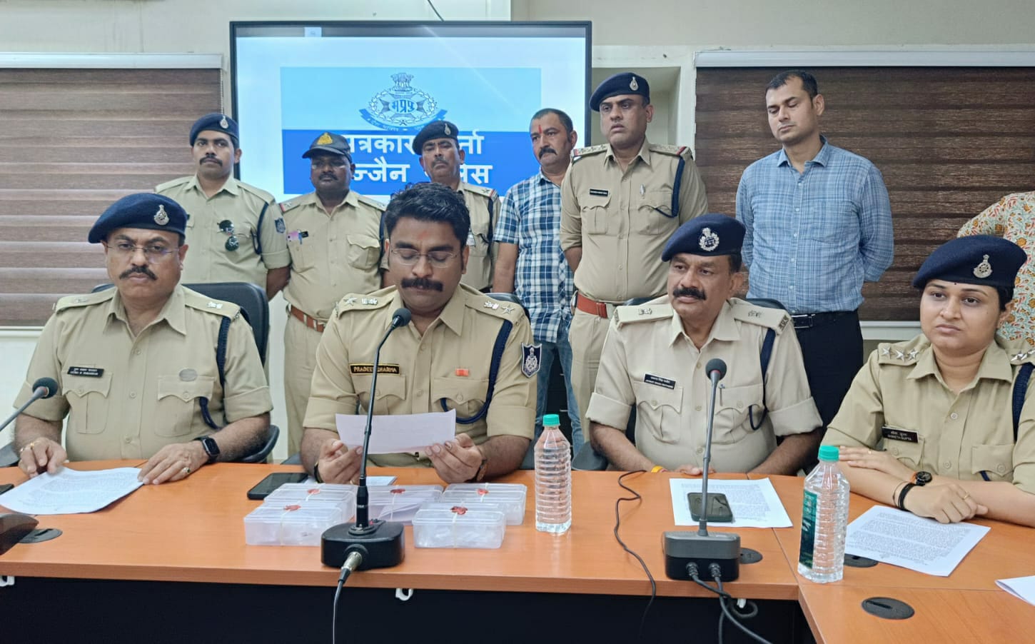 पुलिस ने फर्जी सिम एक्टिवेट कर लोगों के साथ ऑनलाइन धोखाधडी करने वाले पश्चिम बंगाल के 3 लोगों के गिरोह को गिरफ्तार किया है।