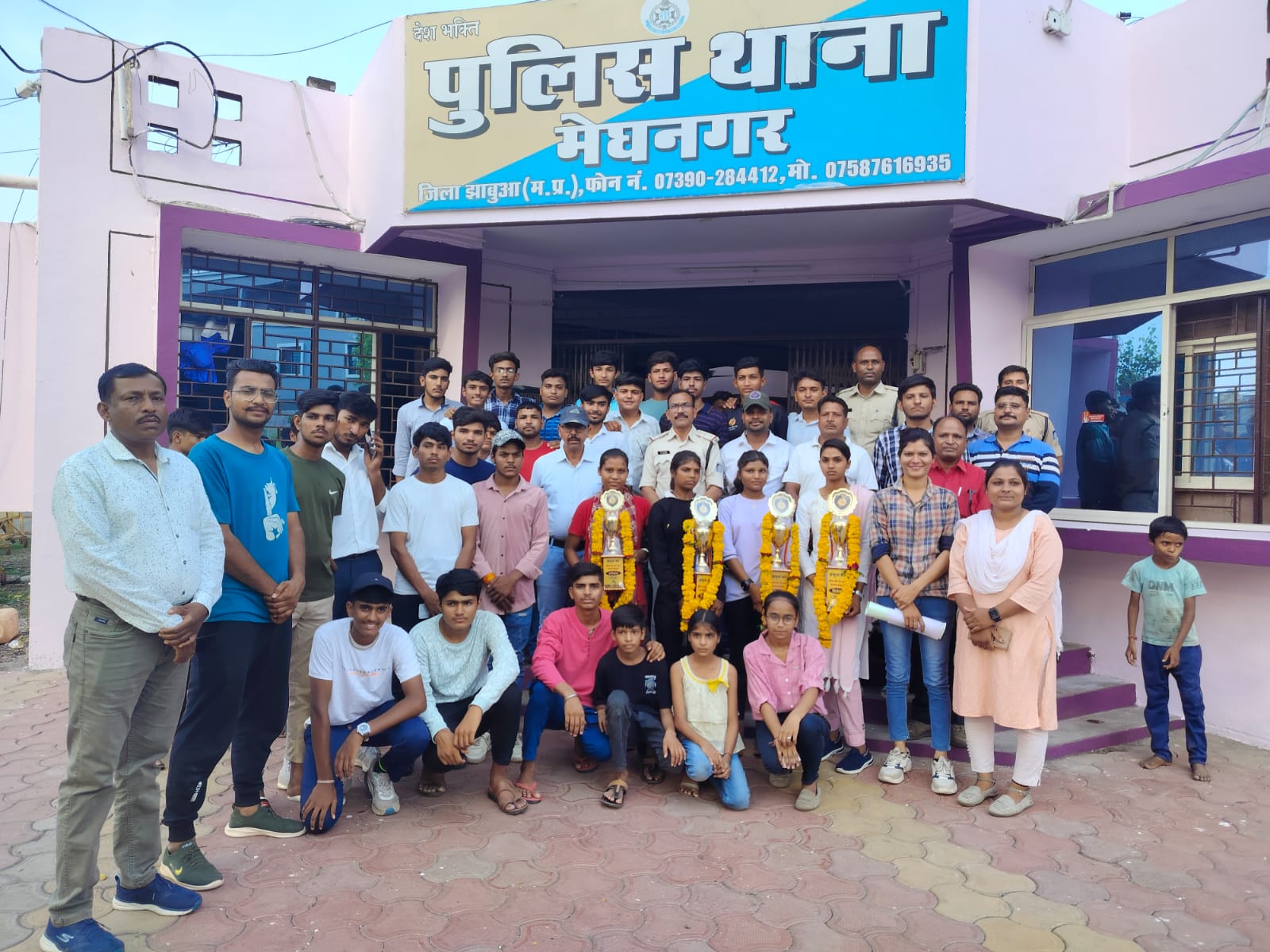 मेघनगर नवागत थाना प्रभारी ने थाना प्रांगण में खिलाड़ियों का किया सम्मान