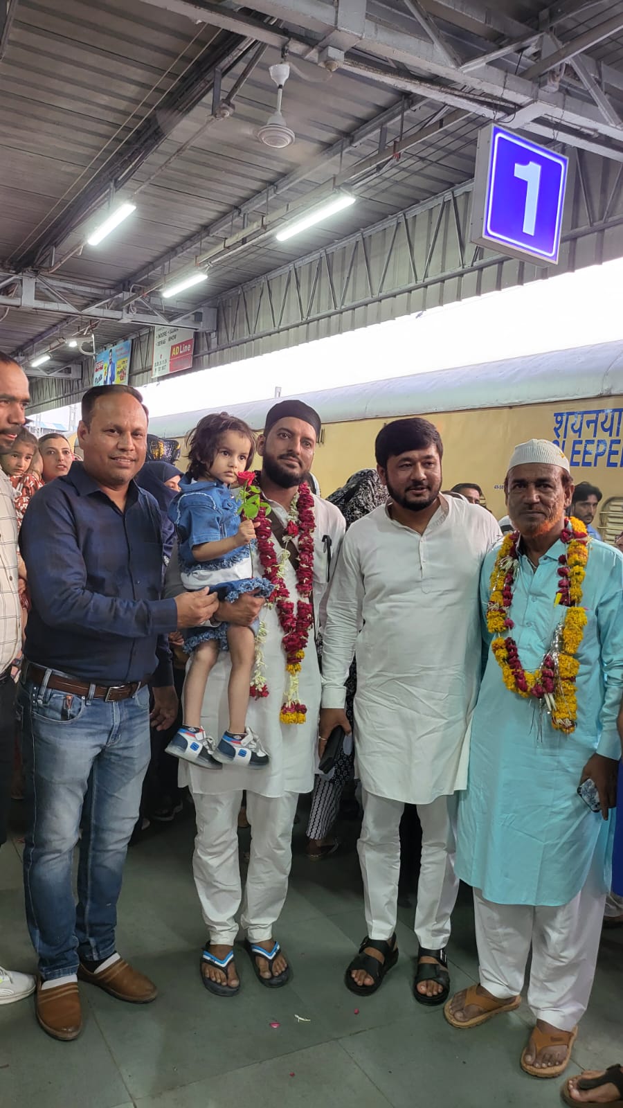 रेलवे स्टेशन पर हजयात्रियों को विदा करने उमड़ी भीड़।