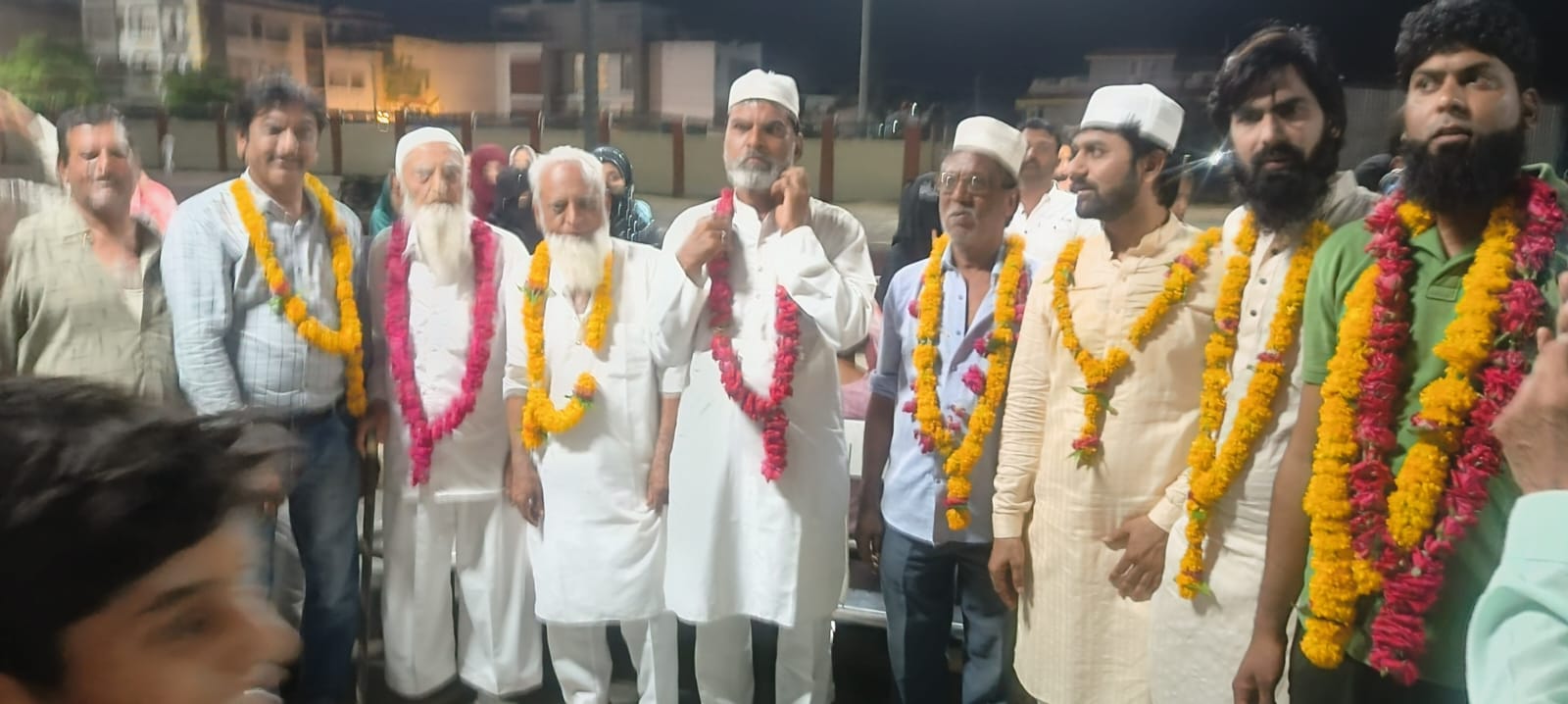 ट्रेन से मुबंई के लिए रवाना हुआ हजयात्रियों का जत्था मुबंई से फ्लाइट।