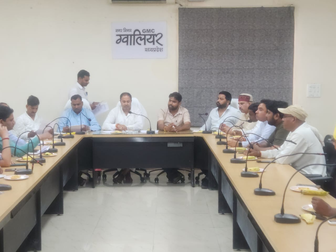 एमआईसी विद्युत प्रभारी ने ली अधिकारियों की बैठक, स्ट्रीट लाइट की समस्या के निराकरण करने के दिए निर्देश