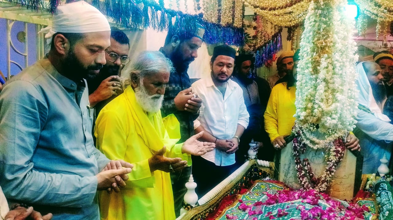 जिला हज कमेटी की ओर से नियाज़ अली सरकार में चादर पेश।