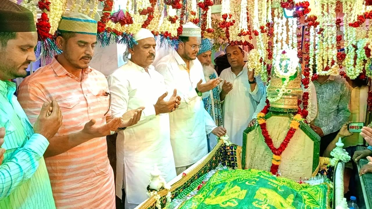 दादा पीर के 135वें उर्स के समापन पर वक्फ बोर्ड अध्यक्ष को सम्मान से नवाज़ा।
