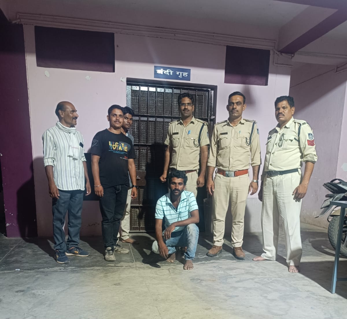 पुलिस द्वारा किया 7 साल से फरार 10 हजार का ईनामी बदमाश को गिरफ्तार ।