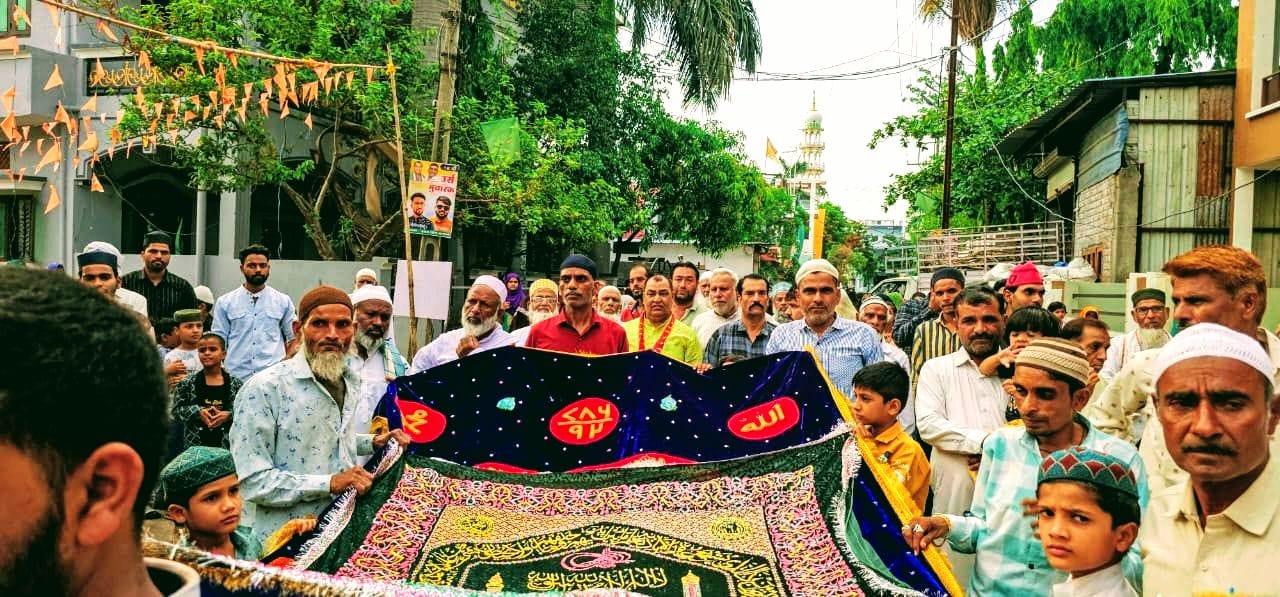 हज़रत दावलशाह वली की दरगाह पर पेश की अक़ीदत की चादर।