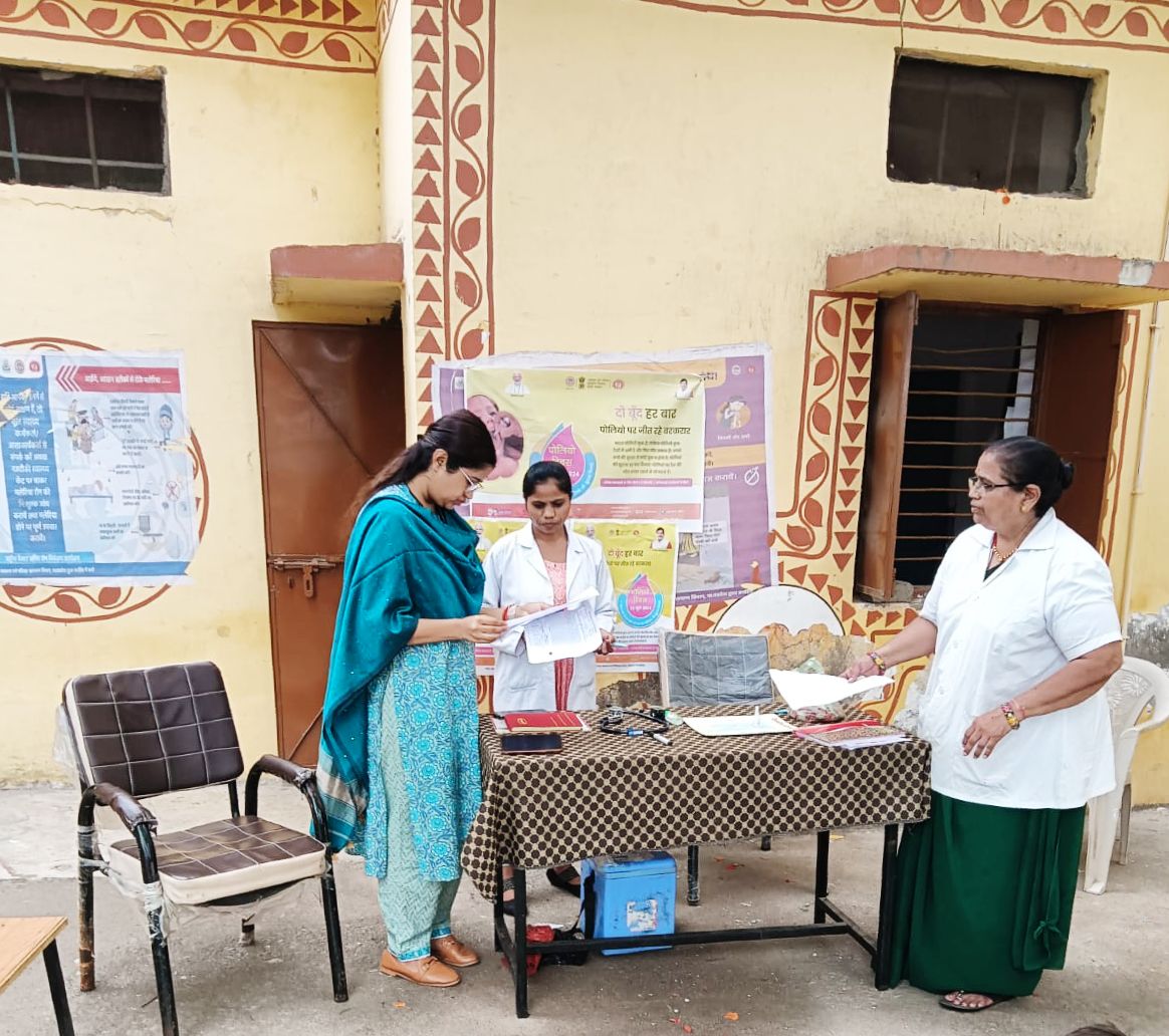 कलेक्टर ने गांव में जाकर पिलाई 0 से 5 वर्ष तक के बच्चों को पल्स पोलियो की दवाई