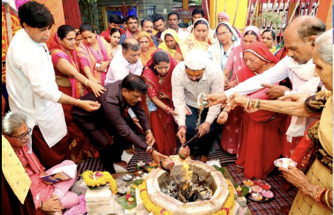 साई बाबा के दरबार में लगा भक्तो का तांता हजारों श्रद्धालुओं ने सांई भण्डारे में साई की प्रसादी ग्राहण की।