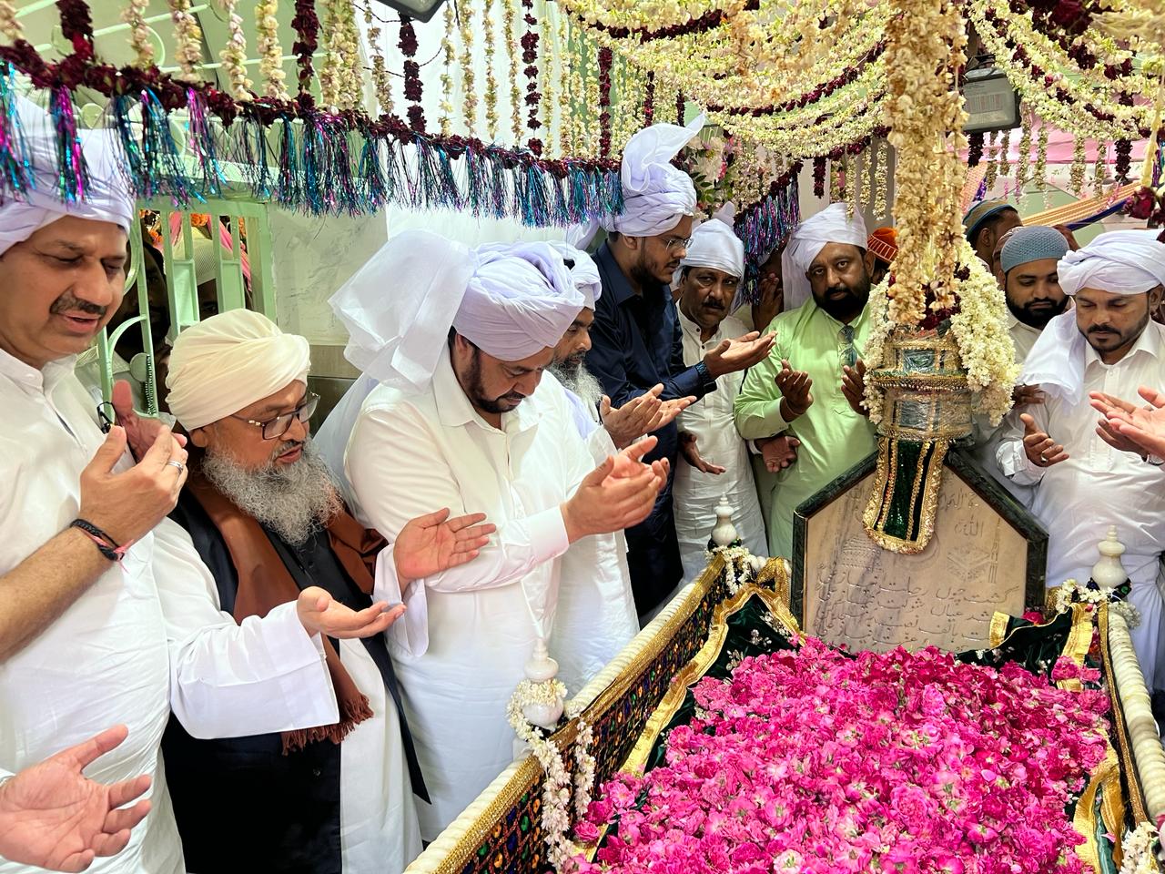 मांगी अमन चैन की दुआ: हैदराबाद से लाई शाही चादर।