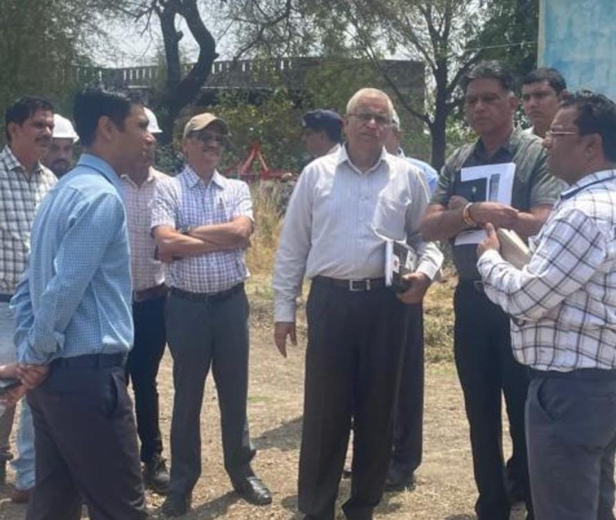 बिजली कंपनी के एमडी श्री तोमर ने किया ग्रामीण क्षेत्र का दौरा