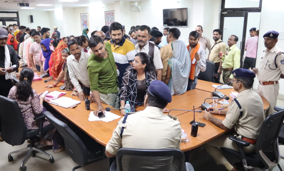चुनाव के बाद पहली जनसुनवाई में आवेदकों की एसपी ग्वालियर ने स्वयं की सुनवाई और संबंधित को त्वरित निराकरण के दिये निर्देश