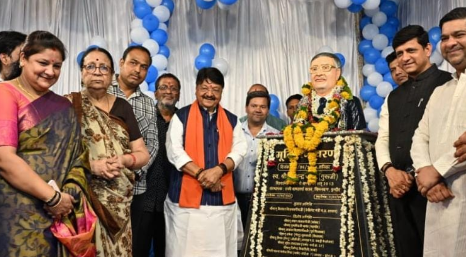 कैबिनेट मंत्री ने किया ब्रम्हलीन रामचंद्र पांडे गुरु की मूर्ति का अनावरण