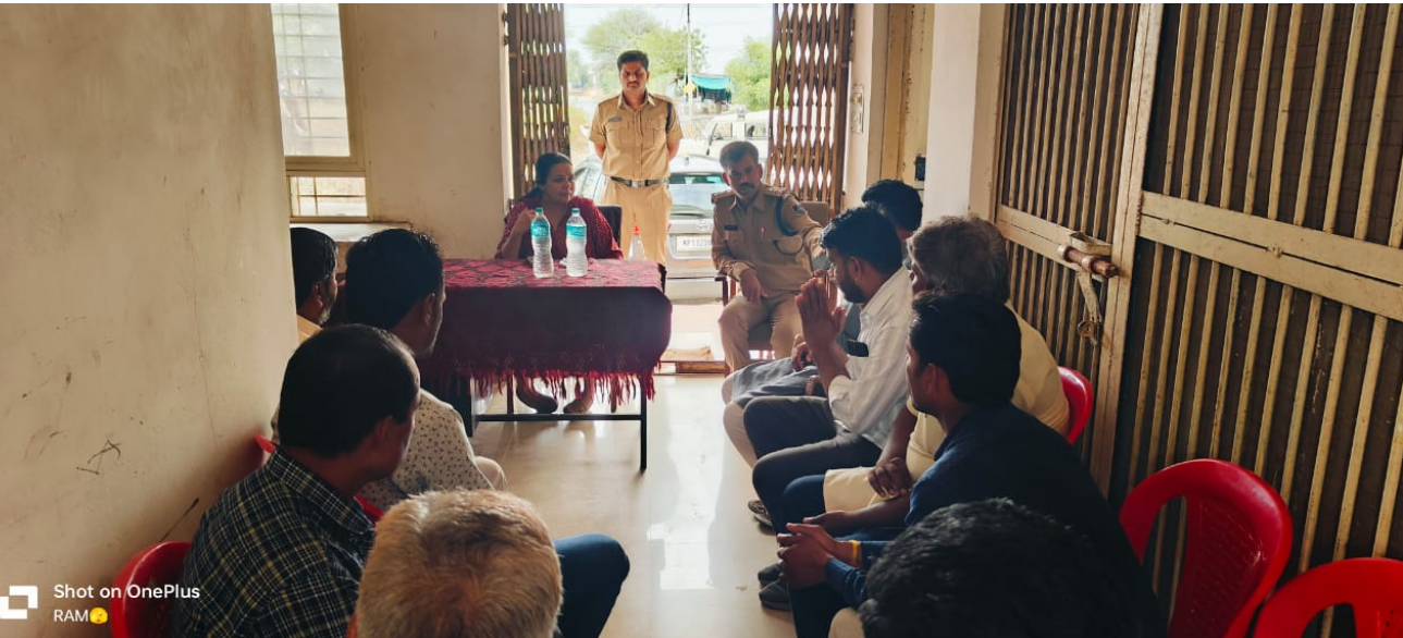 वरिष्ठ अधिकारियों द्वारा थाना माकडोन अन्तर्गत ग्राम रूपाखेड़ी में चौपाल लगाकर अभियान “UJJAIN EYE” में सहयोग देने हेतु की अपील।