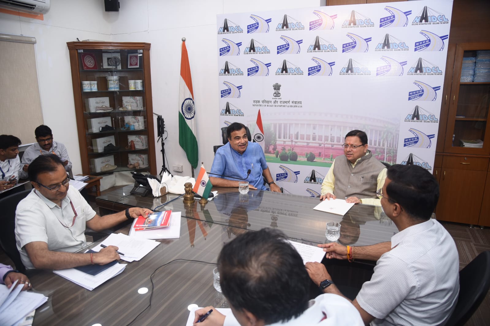 उत्तराखंड के मुख्यमंत्री ने नई दिल्ली में केंद्रीय सड़क परिवहन मंत्री से की भेंट