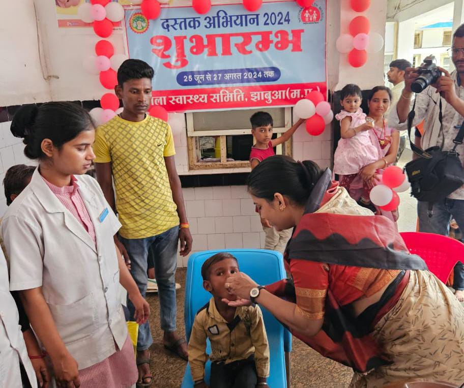 नगर पालिका अध्यक्ष झाबुआ के द्वारा बच्चो को विटामिन ए पिलाकर दस्तक अभियान का शुभारम्भ किया