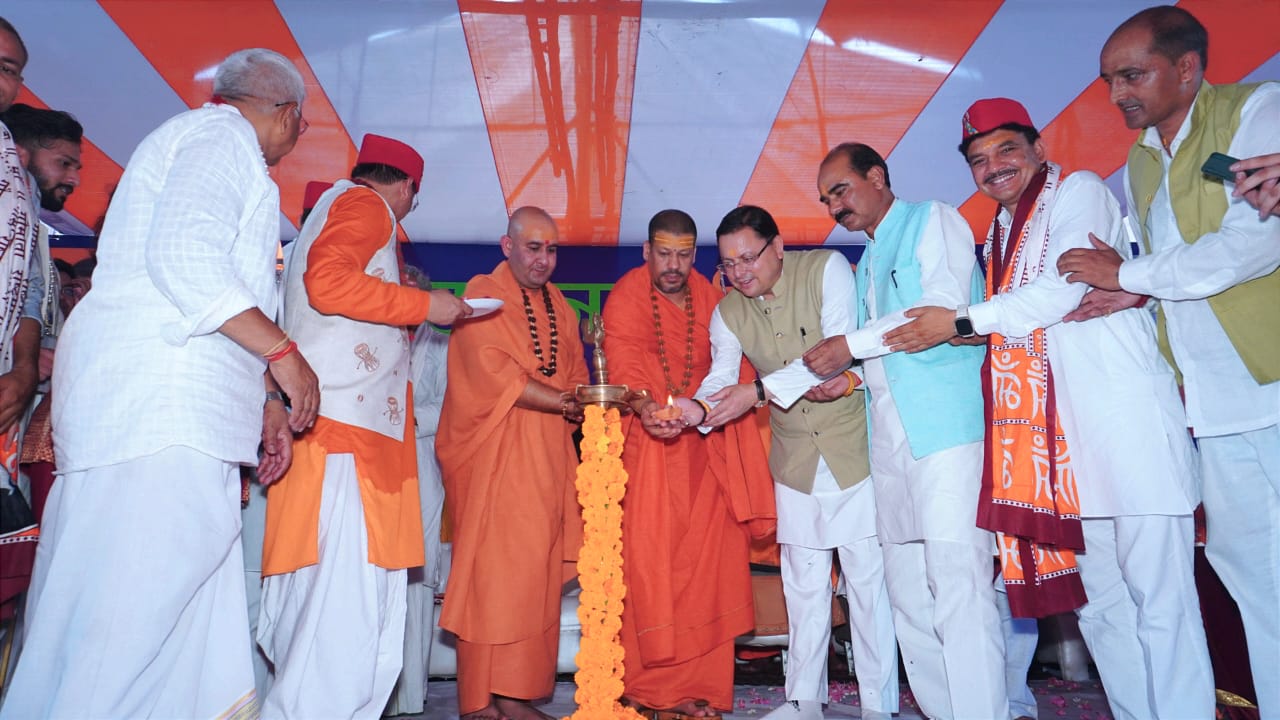मुख्यमंत्री श्री पुष्कर सिंह धामी ने बुधवार को दिल्ली स्थित बुराड़ी, हिरंकी में आयोजित कार्यक्रम में प्रतिभाग करते हुए श्री केदारनाथ मंदिर ( दिल्ली ) का भूमि-पूजन कर मंदिर का शिलान्यास किया।