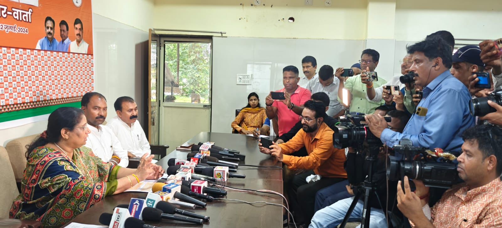 कैबिनेट मंत्री सुश्री निर्मला भूरिया ने की प्रेस वार्ता कहा सरकार के जन हितेषी बजट से मिलेगी प्रदेश के विकास को रफ्तार।