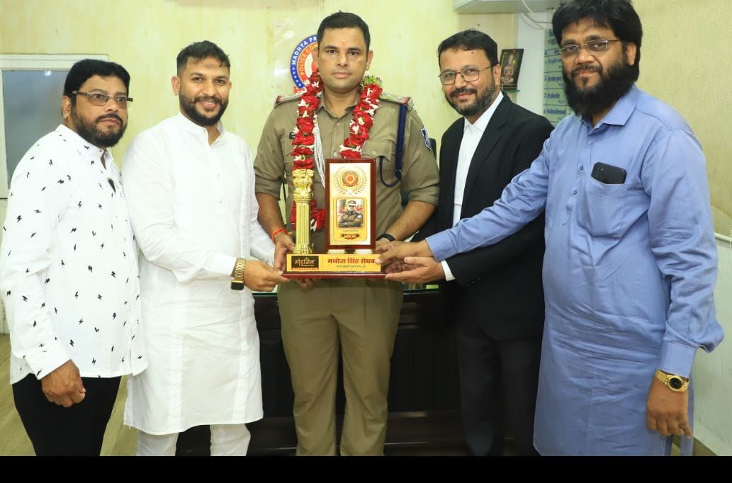 सामाजिक संस्था मोहसिन फाउंडेशन द्वारा खजराना थाना प्रभारी का कियास्वागत व सम्मान