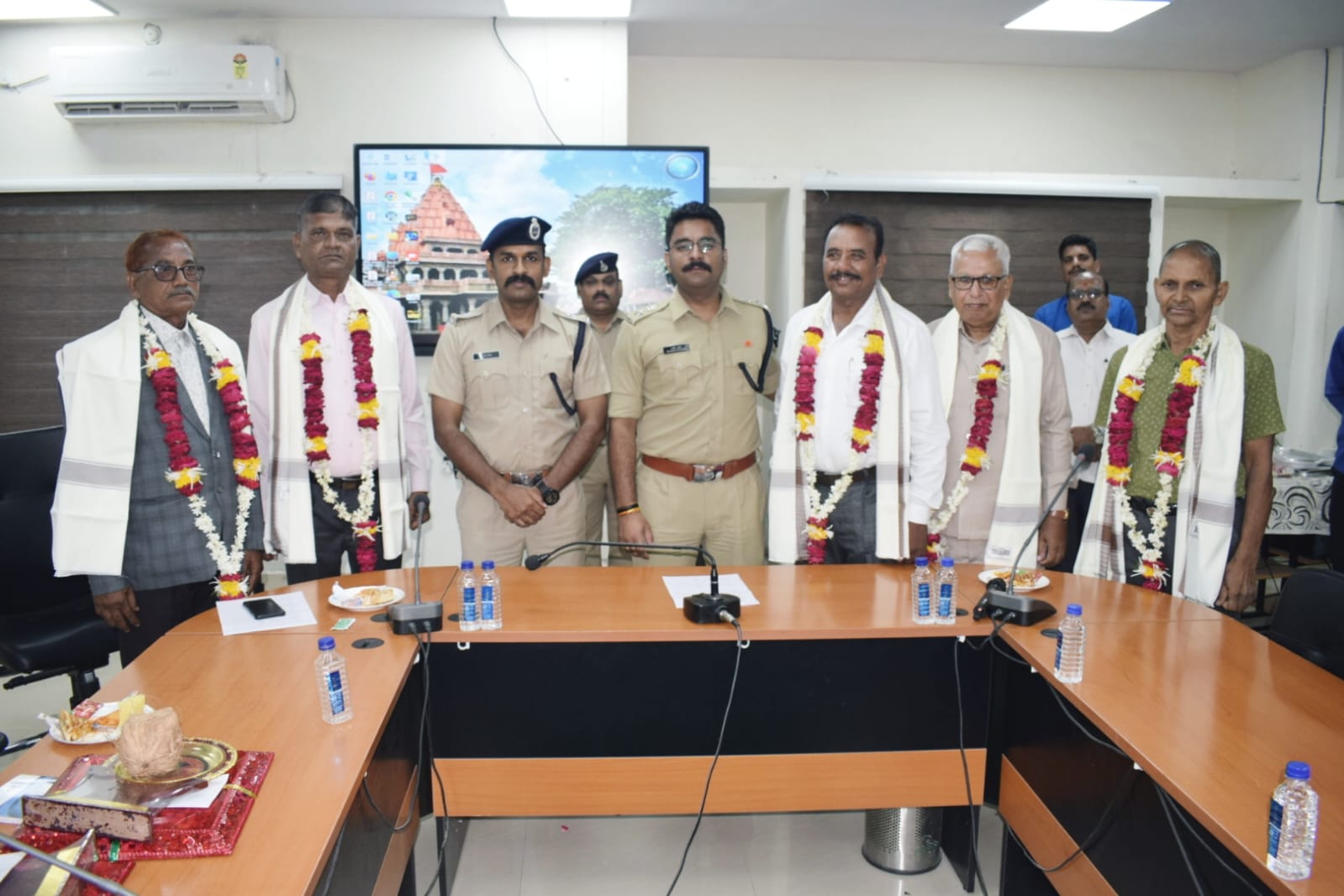 उज्जैन पुलिस – दिनांक 01.07.24 | पुलिस अधीक्षक द्वारा 06 सेवानिवृत्त पुलिस अधिकारी/कर्मचारियों को स्मृति चिन्ह देकर सम्मानित किया गया।