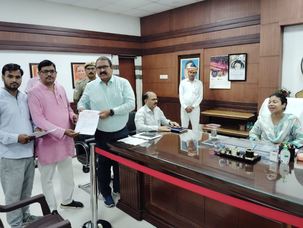 भारतीय किसान संघ ने बाढ़ से नुकसान की भरपाई को लेकर सीएम के नाम सम्बोधित डीएम को सौंपा ज्ञापन।