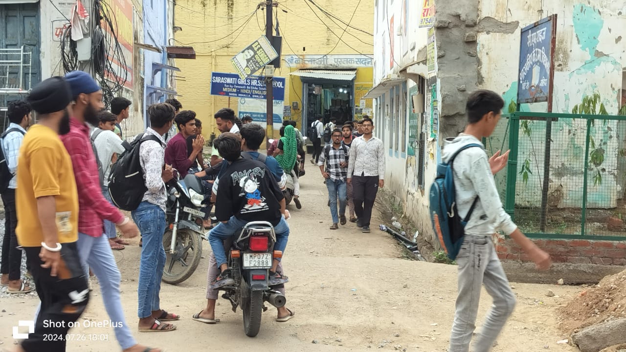 ग्वालियर – कन्या पाठशाला की बगल की गली में कोचिंग सेंटर होने के कारण आए दिन शाम को विवाद की स्थिति बनी रहती है।