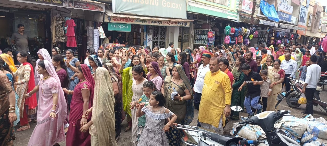 चार धाम यात्रा से लौटे यात्रियों का थांदला नगर में विशाल चल समारोह निकला गया