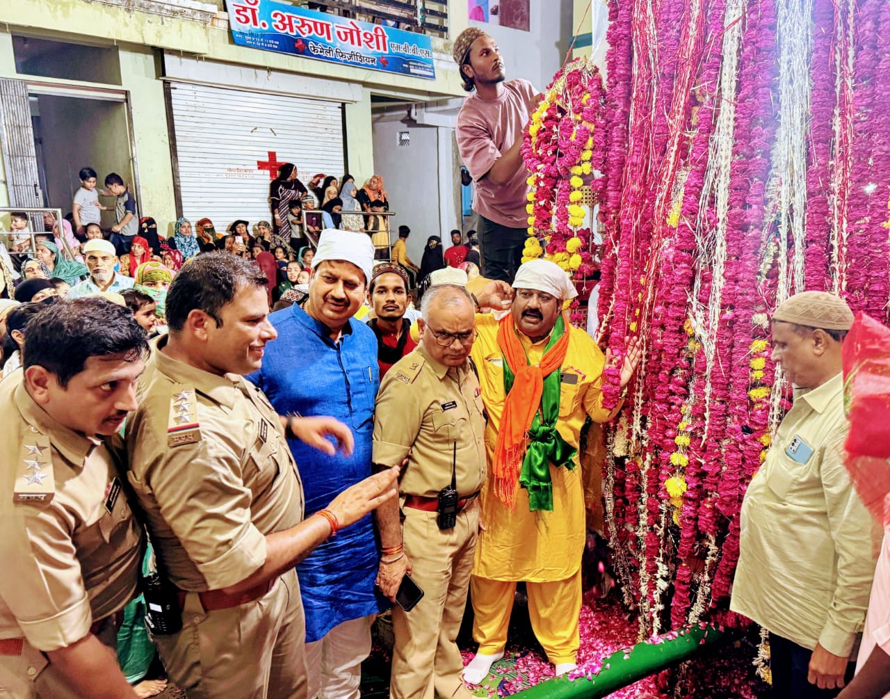 खजराना सरकारी ताजिया पर पुलिस अधिकारियों ने पेश किया सेहरा।